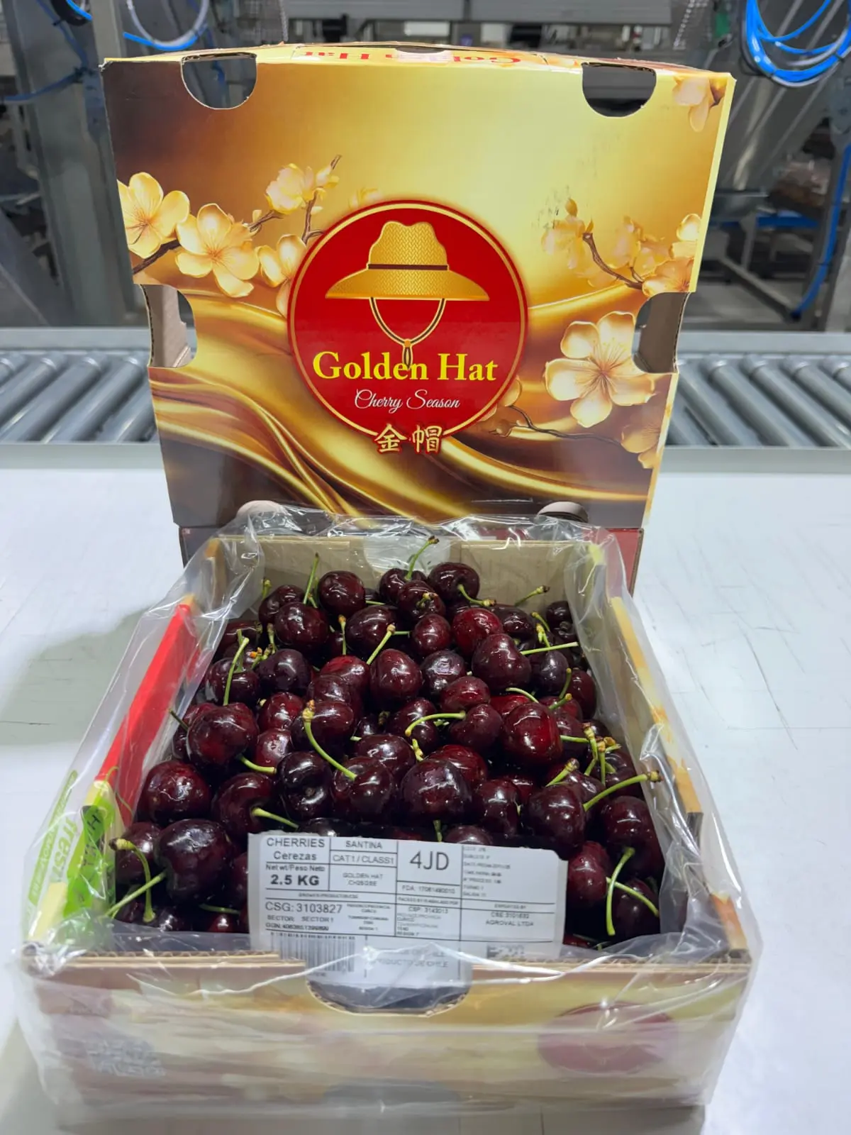 Caja Golden Hat abierta con cerezas